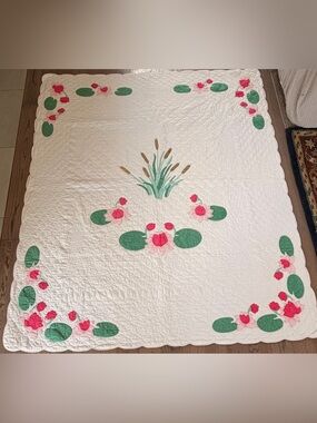 Water Lily Floral Appliqué Quilt – Scalloped Edge